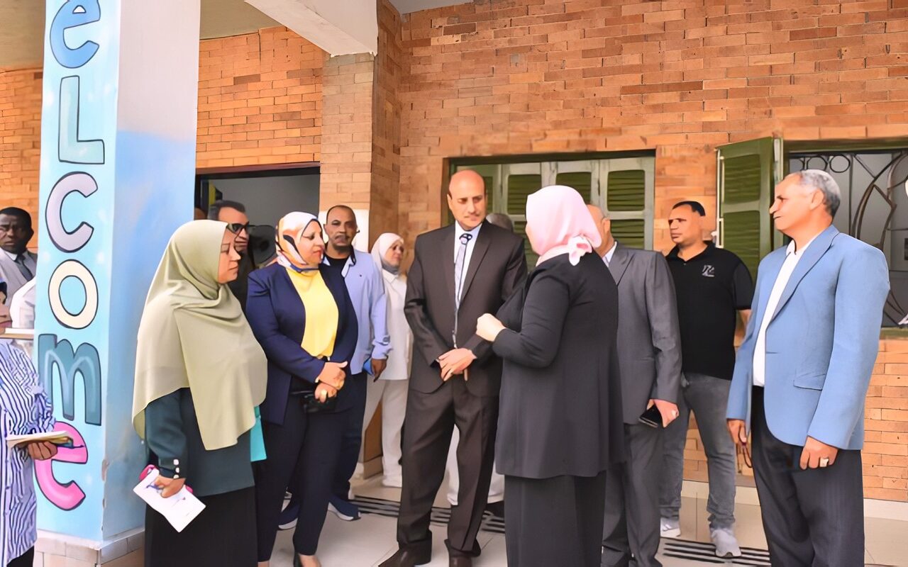 محافظ أسيوط يتفقد الوحدة الاجتماعية بالمطمر لمتابعة تشغيل مشروعات حياة كريمة