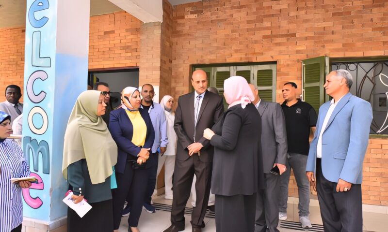 محافظ أسيوط يتفقد الوحدة الاجتماعية بالمطمر لمتابعة تشغيل مشروعات حياة كريمة