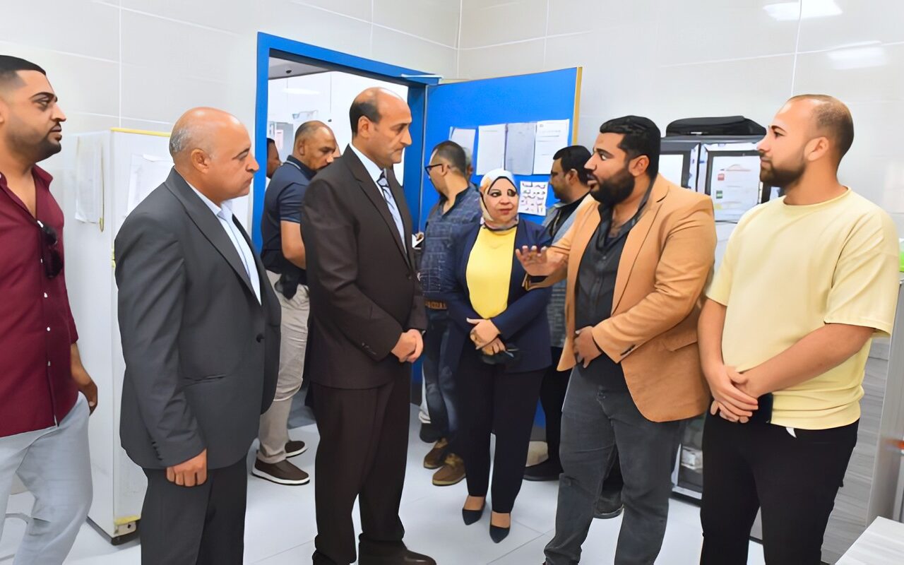 محافظ أسيوط يتفقد الوحدة الصحية بـ العونة ويتابع انتظام التطعيم ضد الحصبة