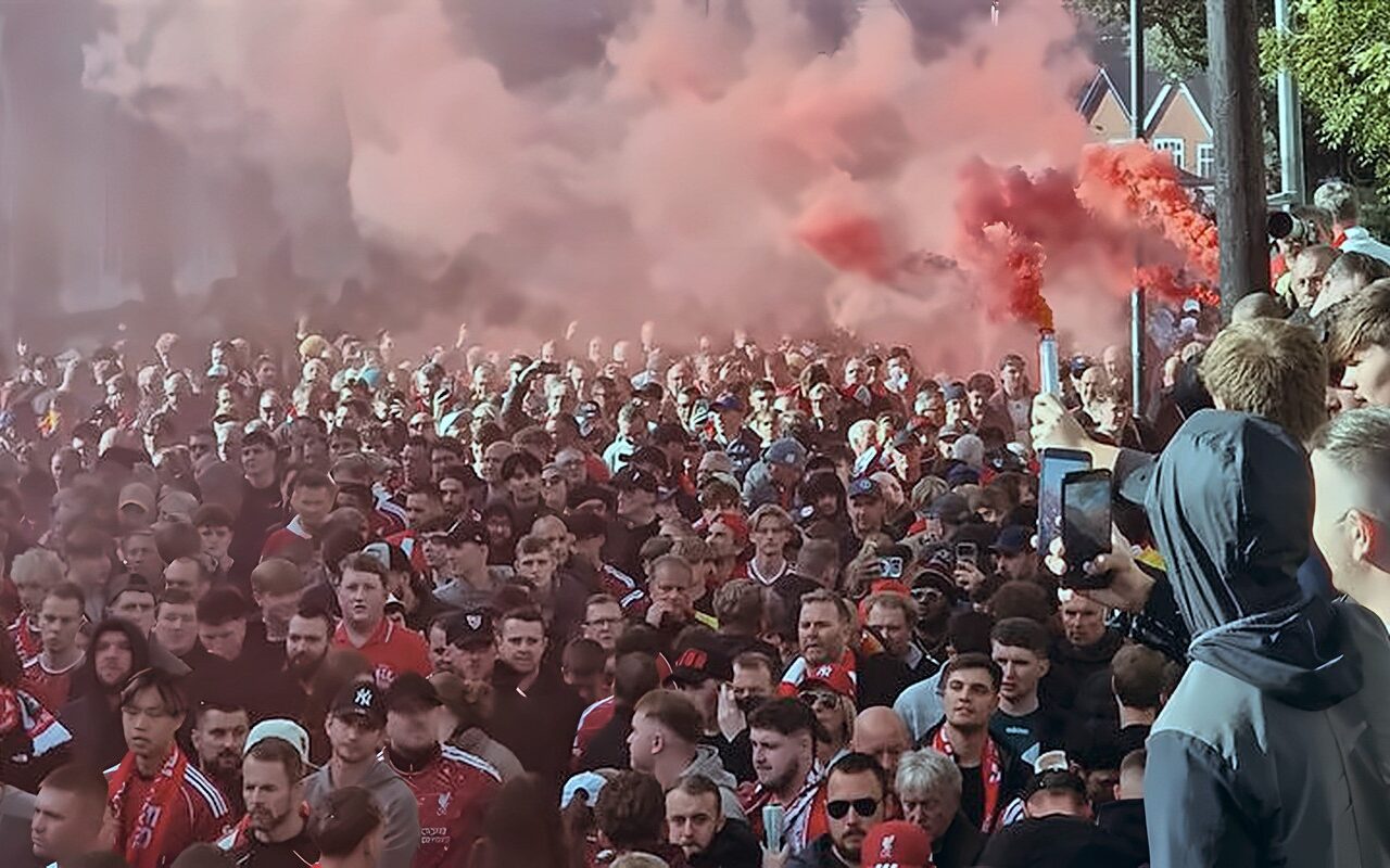 الشرطة الانجليزية تمنع التشابك بين جماهير ليفربول ومانشستر سيتي قبل لقاء القمة بالبريميرليج (صور)