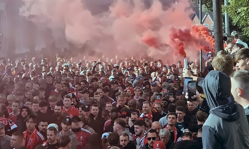 الشرطة الانجليزية تمنع التشابك بين جماهير ليفربول ومانشستر سيتي قبل لقاء القمة بالبريميرليج (صور)