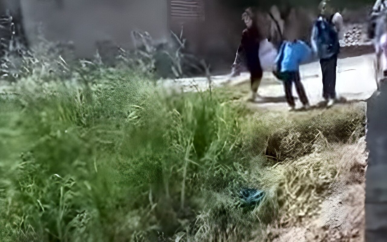 بين الحجارة ومياه الترعة.. أطفال مدارس البياضى بجرجا يخوضون رحلة يومية محفوفة بالخطر