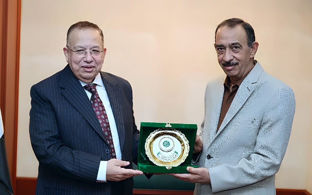 في ذكرى أكتوبر.. محافظ سوهاج يلتقي نقيب الأشراف بديوان عام المحافظة ويستعيدان روح النصر
