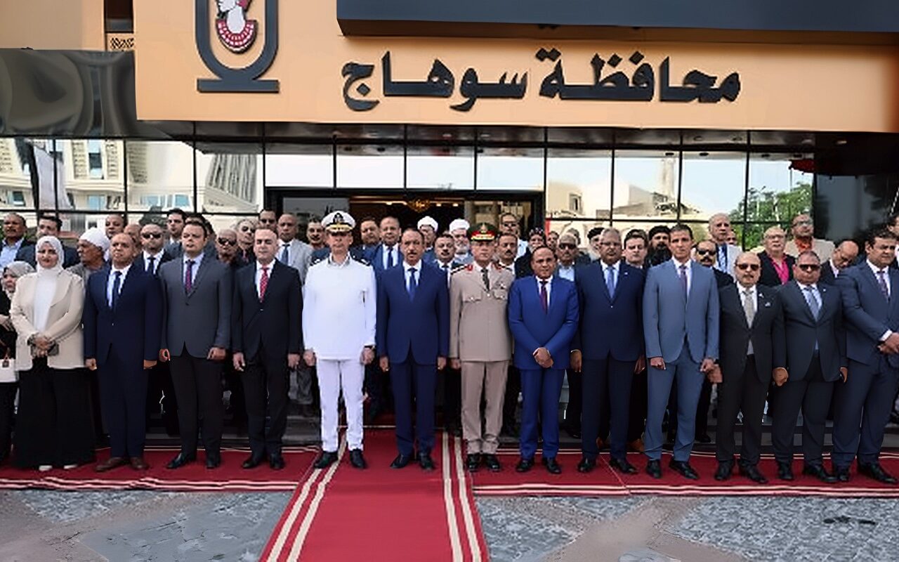 احتفالًا بذكرى نصر أكتوبر.. محافظ سوهاج ومدير الأمن يضعان إكليل الزهور على النصب التذكاري