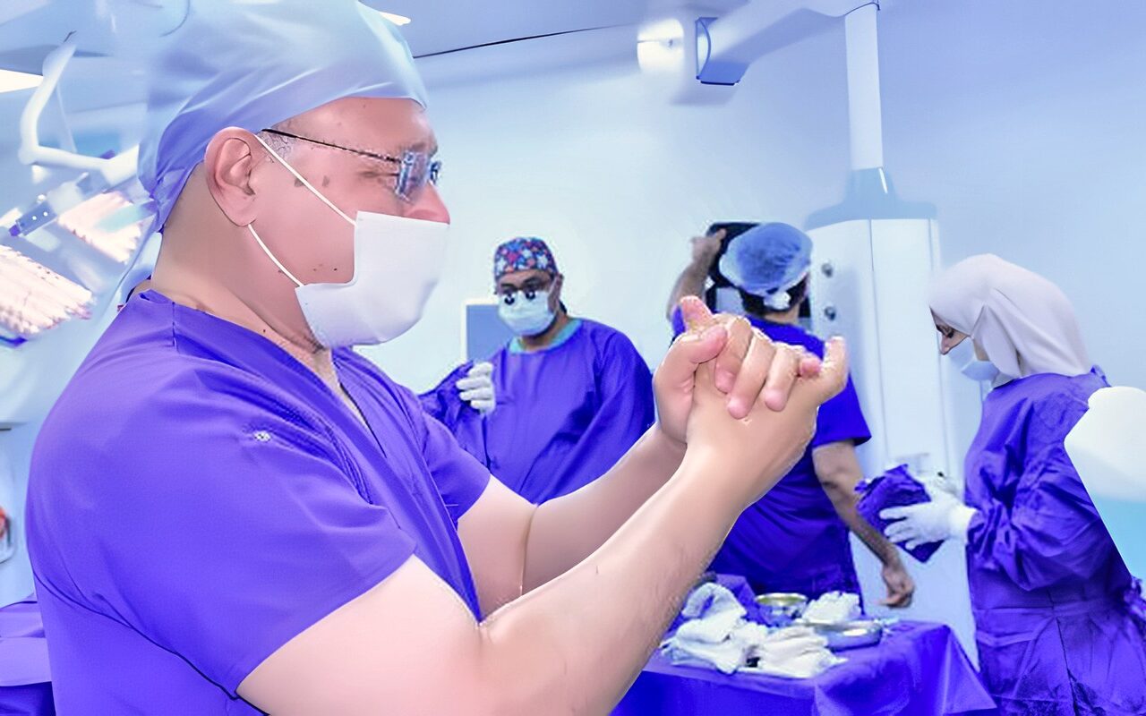 إنجاز طبي جديد.. رئيس جامعة سوهاج يجري عملية جر احية ذات مهارة فائقة
