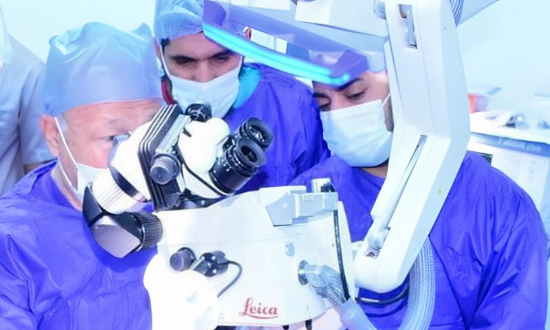رئيس جامعة سوهاج يجري جراحة دقيقه لإعادة توصيل الأعصاب المقطوعة لشاب تعرض لحادث عنيف