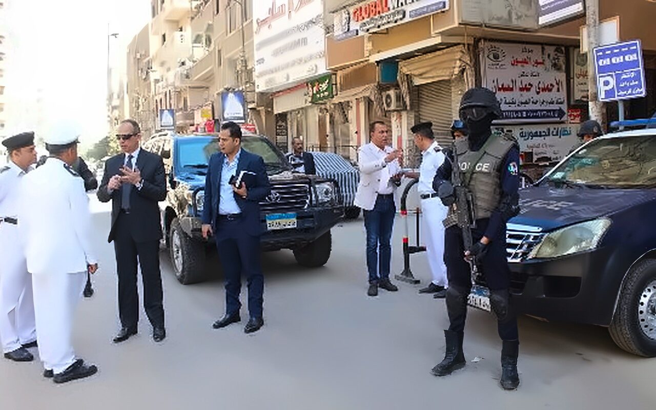 مدير أمن سوهاج يتفقد التمركزات الأمنية بميدان الثقافة وشارع الجمهورية ومدخل العمرة