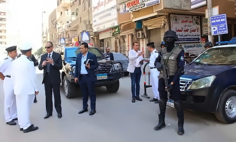 مدير أمن سوهاج يتفقد التمركزات الأمنية بميدان الثقافة وشارع الجمهورية ومدخل العمرة