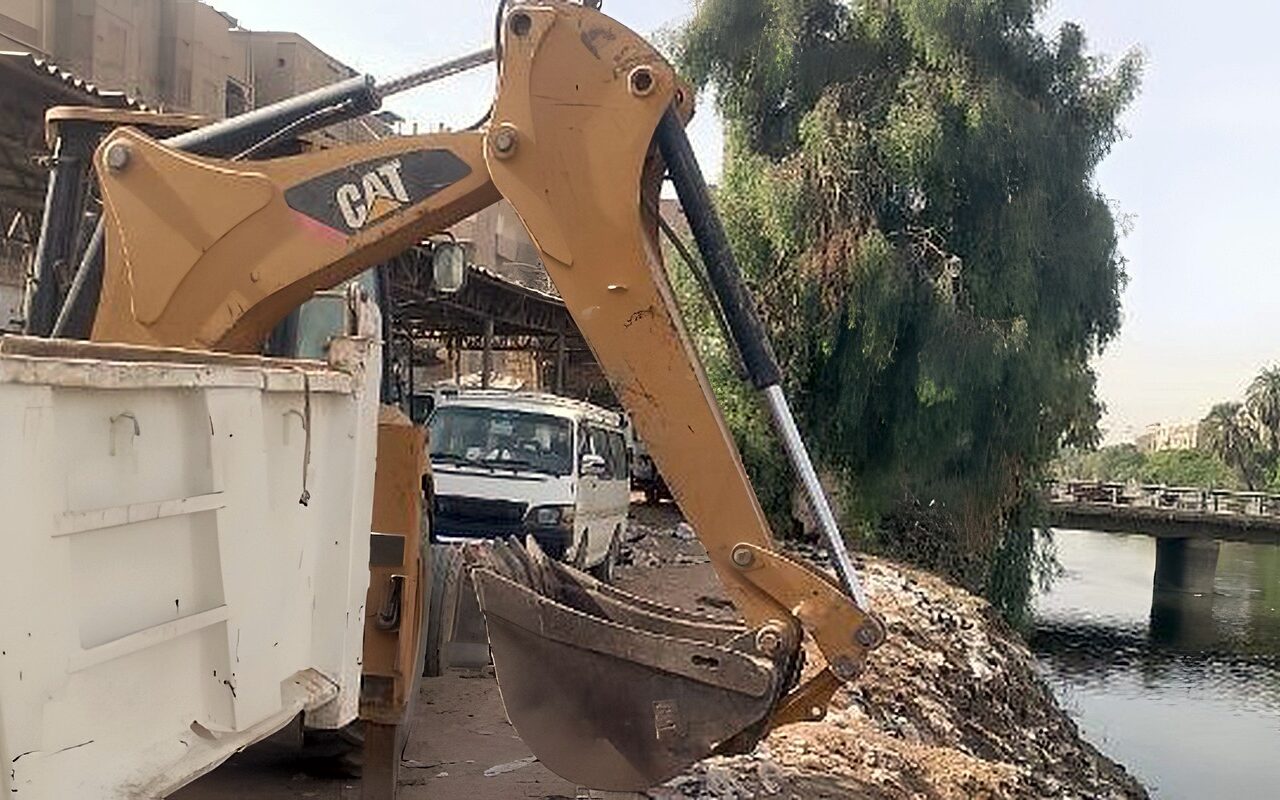 إحالة عامل ومشرف نظافة بالبلينا للتحقيق لإلقائهما المخلفات في مجرى مائي
