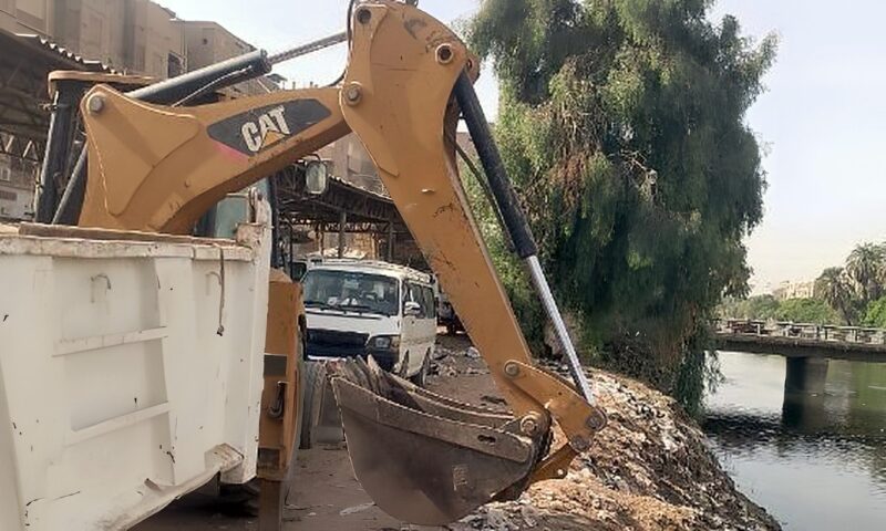 إحالة عامل ومشرف نظافة بالبلينا للتحقيق لإلقائهما المخلفات في مجرى مائي