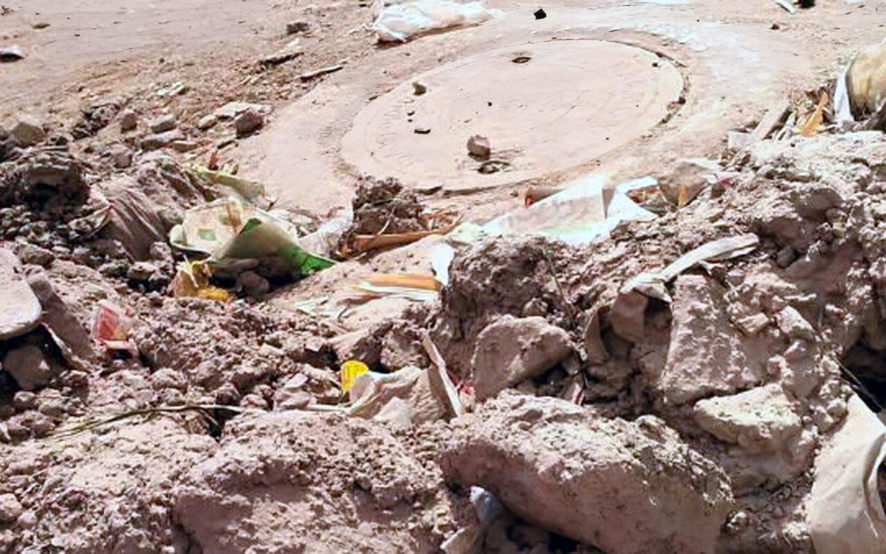 مخلفات الصرف في نص الشارع.. أهالي الحواويش يستغيثون بالمسؤولين في سوهاج