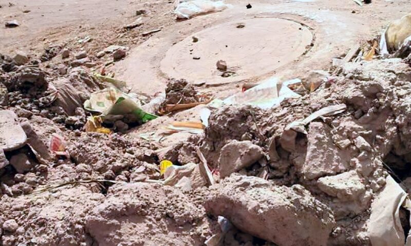 مخلفات الصرف في نص الشارع.. أهالي الحواويش يستغيثون بالمسؤولين في سوهاج