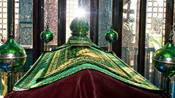 حجران فوق جبل سوهاج وراء حكاية «سبع القرنة».. مقام  يتجاوز عمره القرنين تلجأ إليه السيدات طلبًا للخير والبركة في الماشية