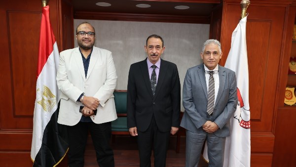 تغيير قيادات مياه الشرب بسوهاج.. المحافظ يرحّب بالرئيس الجديد ويُهدي درع المحافظة للسابق.. صور