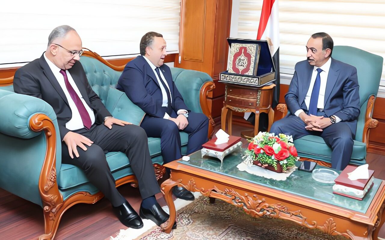 محافظ سوهاج يستقبل النقيب العام لمهندسي مصر