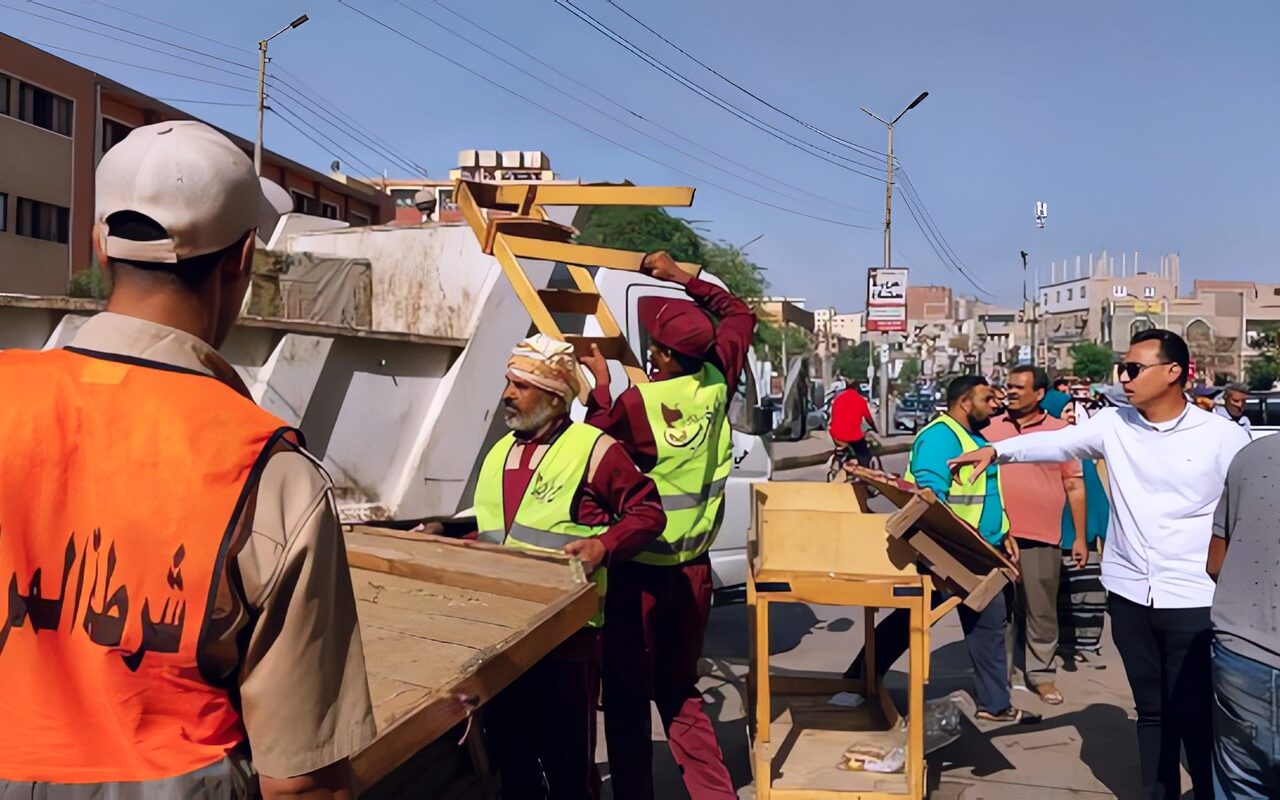 حملة اشغالات مكبرة بمنطقة القيسارية بسوهاج لإزالة التعديات على الطريق العام