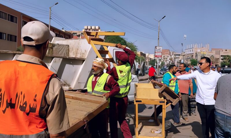 حملة اشغالات مكبرة بمنطقة القيسارية بسوهاج لإزالة التعديات على الطريق العام
