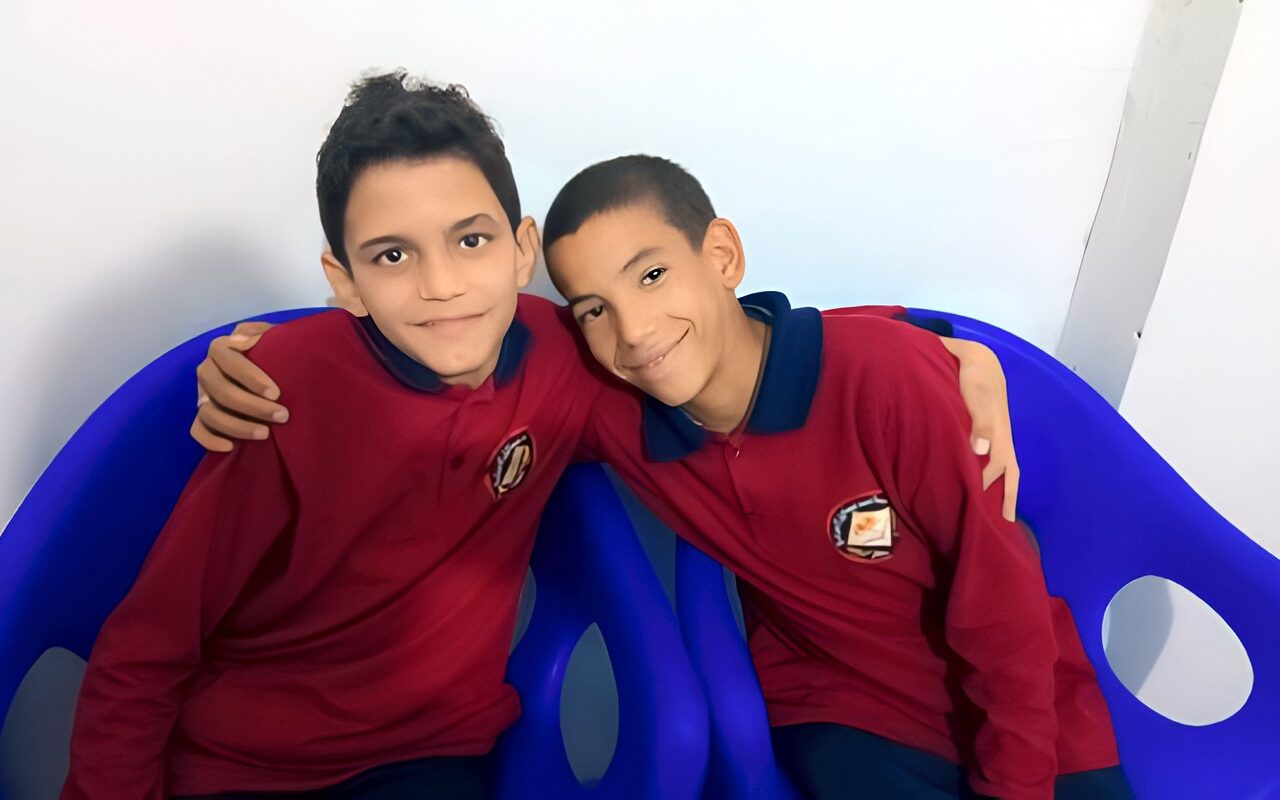 نفسي أجري وألعب مع عاشور.. صداقة تهز القلوب في سوهاج وطفل ضمور العضلات ينتظر علاجا بـ24 مليون جنيه