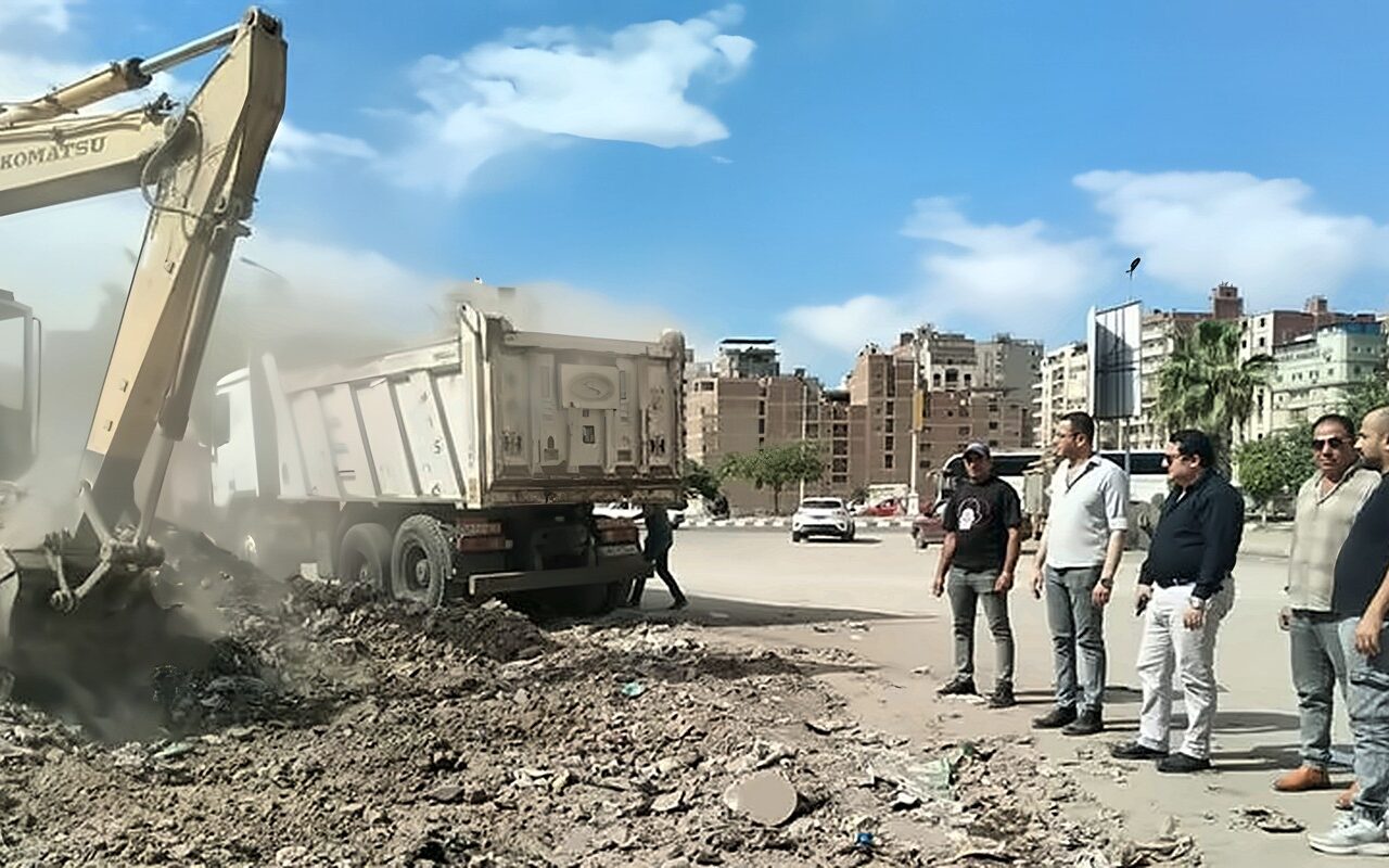 رفع 240 طن مخلفات هدم في شارع الجيش بالمنصورة