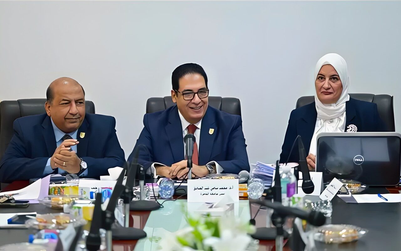 تطوير البرامج الدراسية والذكاء الاصطناعي على طاولة اجتماع مجلس إعلام القاهرة