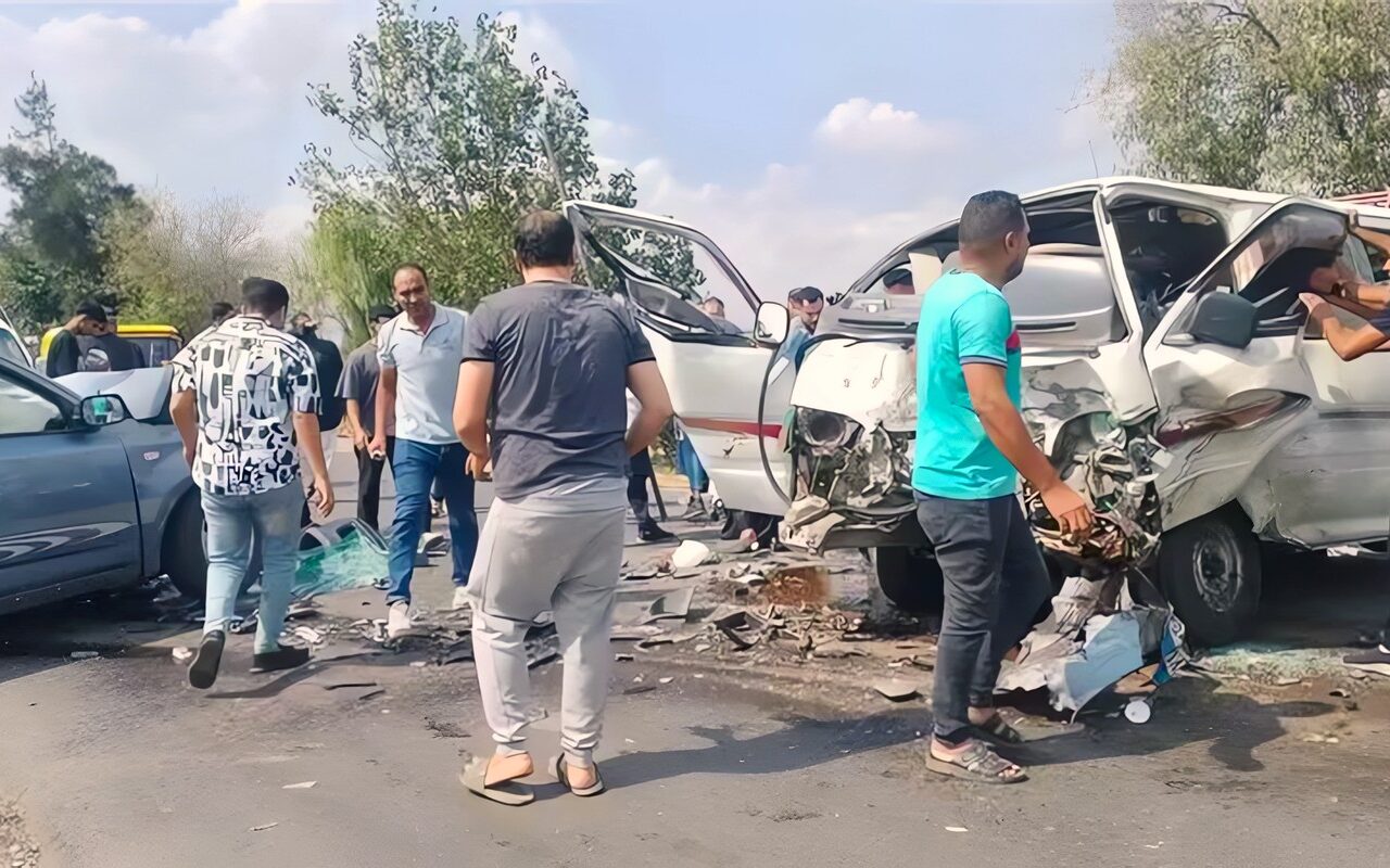 إصابة 13 شخصًا في حادث تصادم بين سيارتين بالطريق الصحراوي