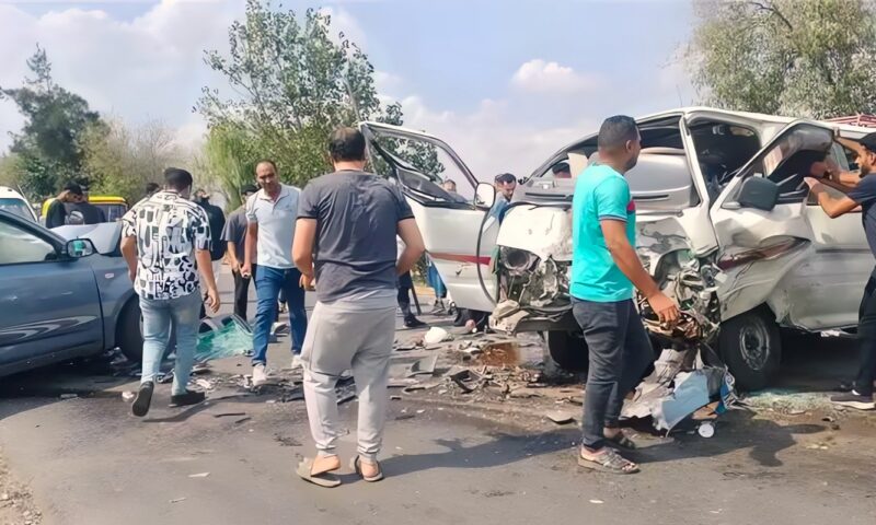 إصابة 13 شخصًا في حادث تصادم بين سيارتين بالطريق الصحراوي