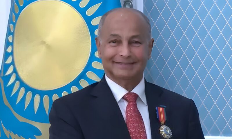 وسام «دوستيك» من رئيس كازاخستان يزيّن مسيرة حسين المسلم.. فخر عربي في المحافل الدولية الرياضية