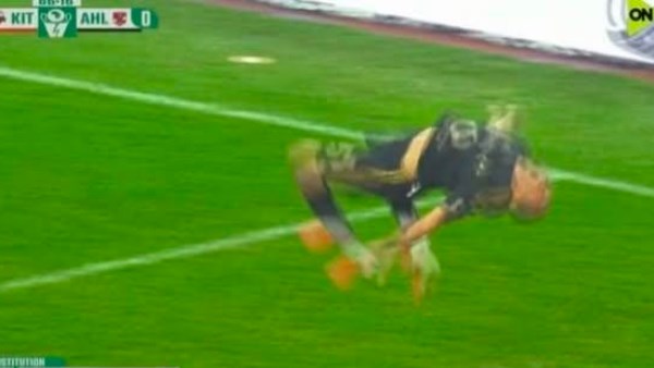 شقلباظ.. احتفال جنوني لعمر الساعي بعد تسجيله هدف تعادل الأهلي أمام كيتارا