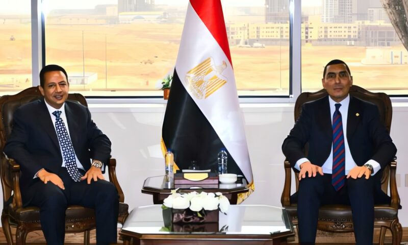 وزير الرياضة يبحث مع رئيس الاتحاد السكندري تطوير المشروعات الاستثمارية بالنادي