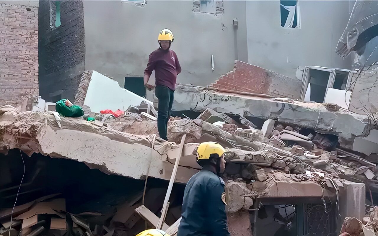 بعد مرور 10 ساعات، البحث عن 3 أطفال أسفل أنقاض عقار الإسكندرية المنهار