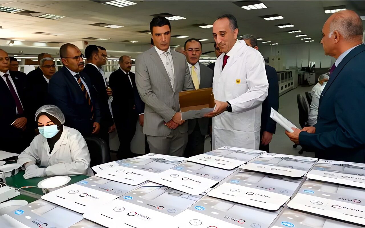وزير الصناعة يتفقد مصانع «العربية العالمية للبصريات» للاطلاع على قدراتها الإنتاجية ودورها في دعم التنمية