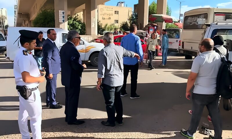 توفير سيارات إضافية عند الحاجة، محافظ الدقهلية يتابع انتظام حركة النقل بموقف سندوب