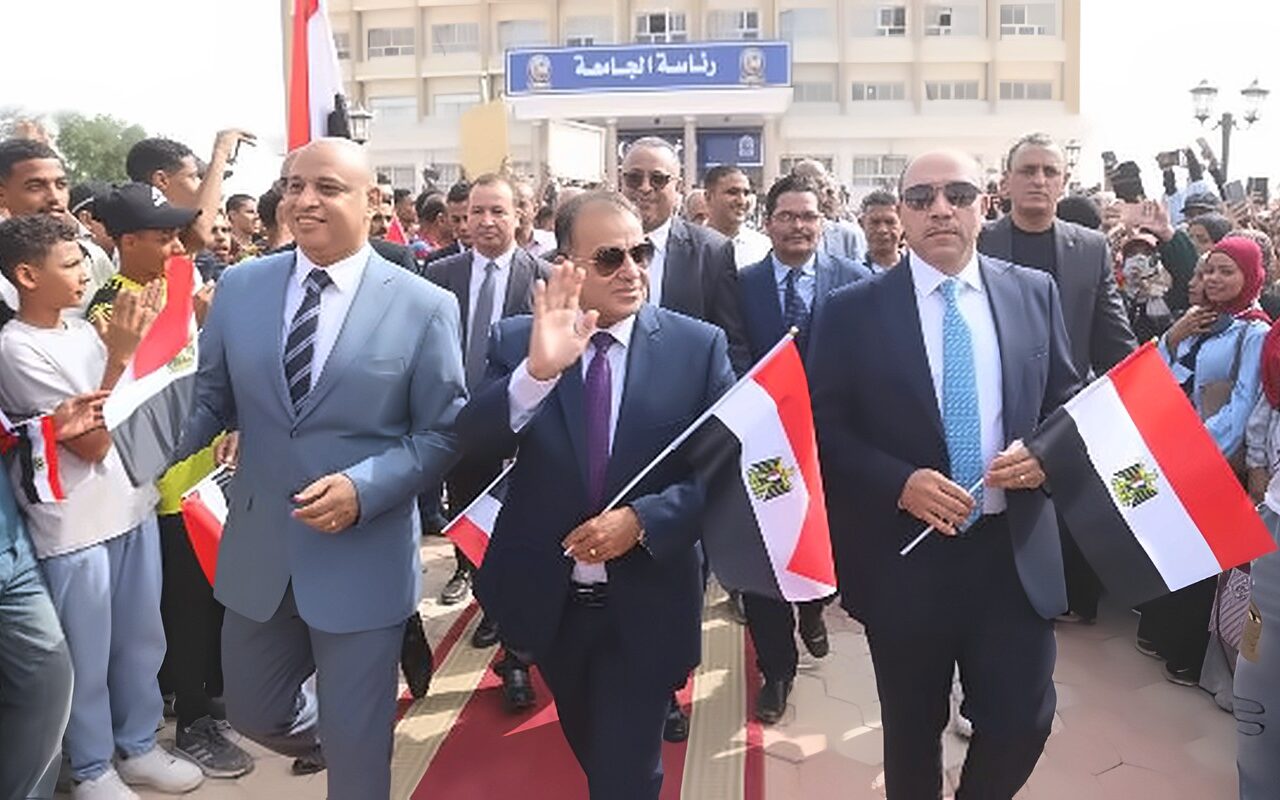 رئيس جامعة قنا يتقدم مسيرة طلابية حاشدة احتفالاً بالذكرى الـ53 لانتصارات أكتوبر المجيدة