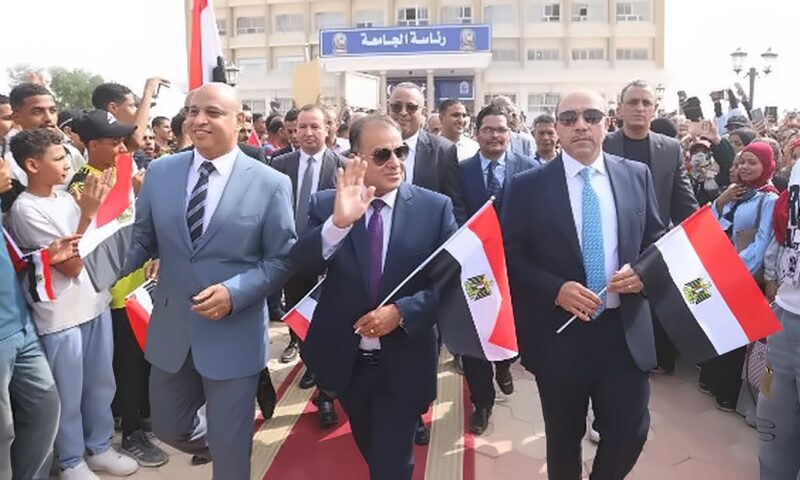 رئيس جامعة قنا يتقدم مسيرة طلابية حاشدة احتفالاً بالذكرى الـ53 لانتصارات أكتوبر المجيدة