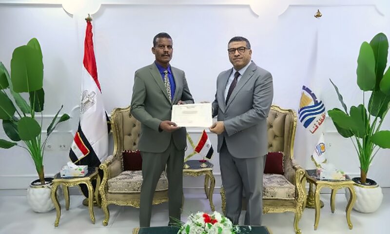 محافظ قنا يكرم مدير مديرية الزراعة على نجاح منظومة توزيع الأسمدة المدعمة