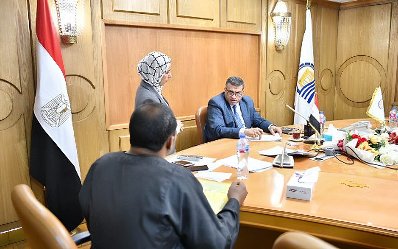 محافظ قنا يناقش281 طلبًا وشكوى للمواطنين خلال اللقاء المفتوح