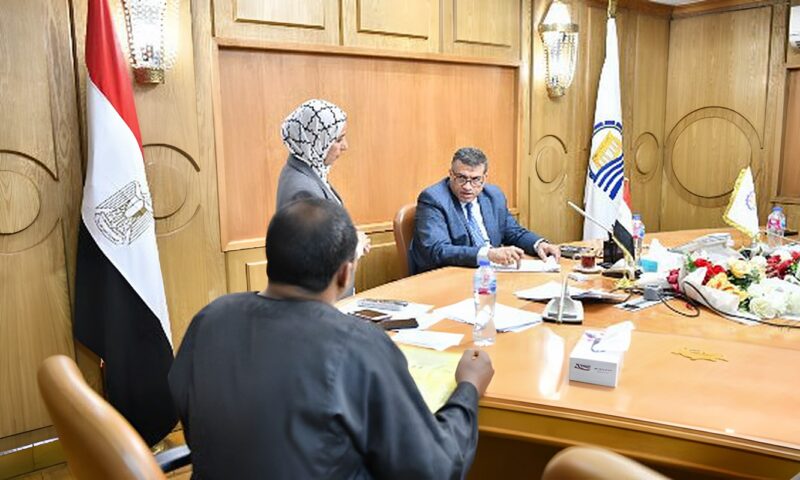 محافظ قنا يناقش281 طلبًا وشكوى للمواطنين خلال اللقاء المفتوح