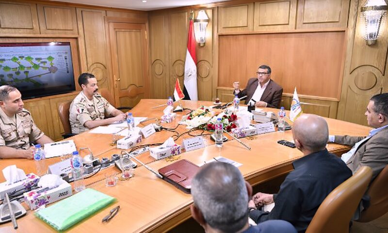 تمهيدا لبدء التشغيل التجريبى.. محافظ قنا يتابع موقف تنفيذ مشروعات حياة كريمة