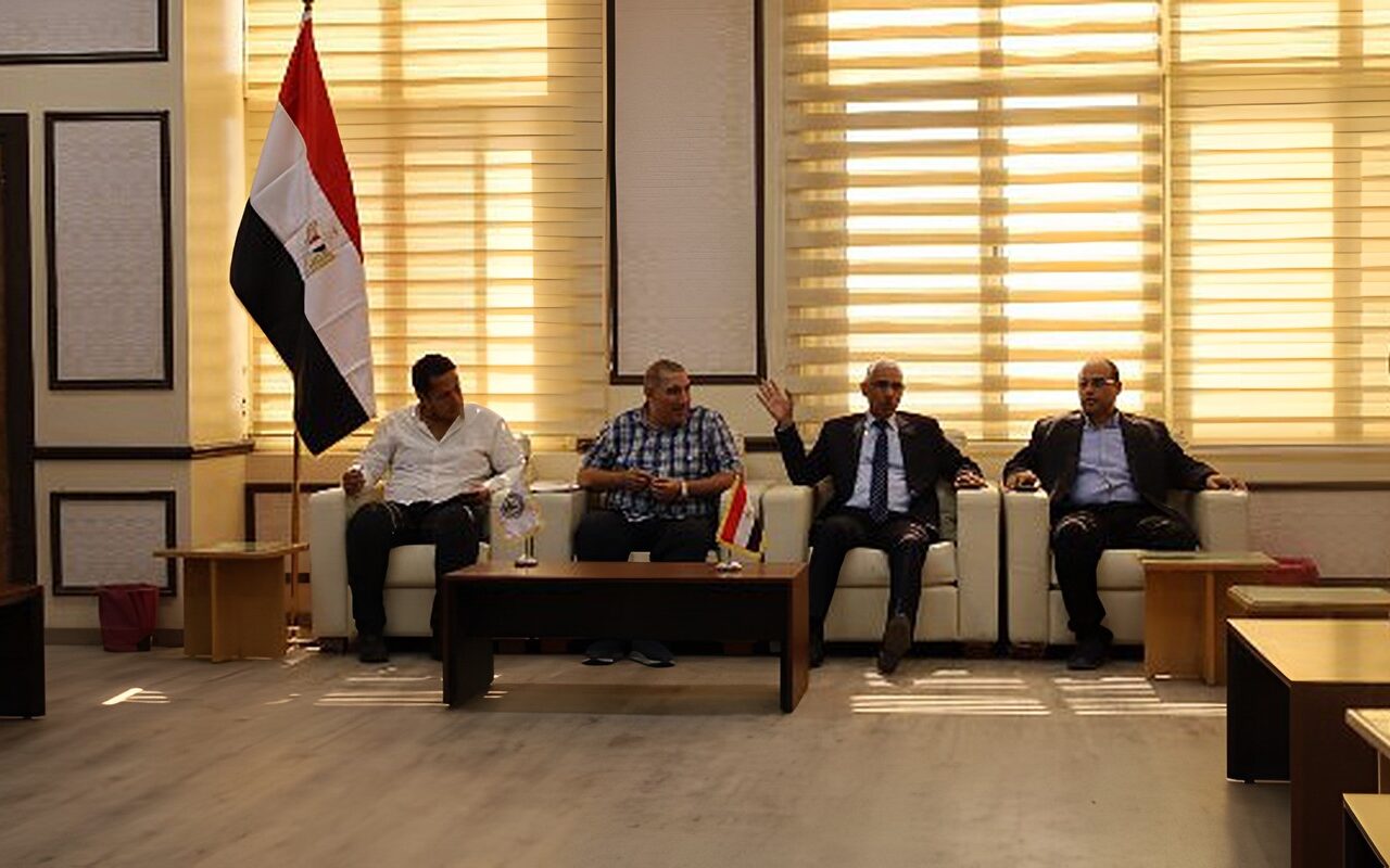 رئيس جامعة جنوب الوادي الأهلية يبحث مع «طلاب من أجل مصر» خطة الأنشطة الطلابية