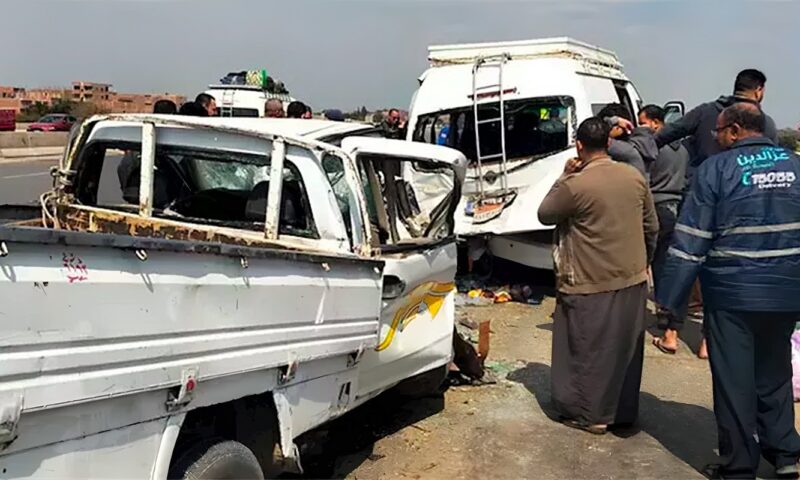 مصرع شخصين وإصابة 15 آخرين في تصادم ميكروباص وسيارة نقل بالدقهلية