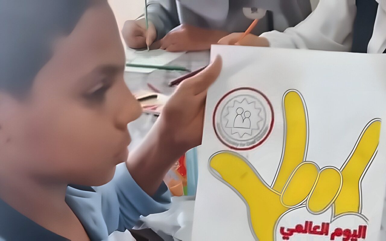 بالرسم والإشارة.. متحف التحنيط يحتفي بلغة التواصل مع طلاب مدرسة الفكرية