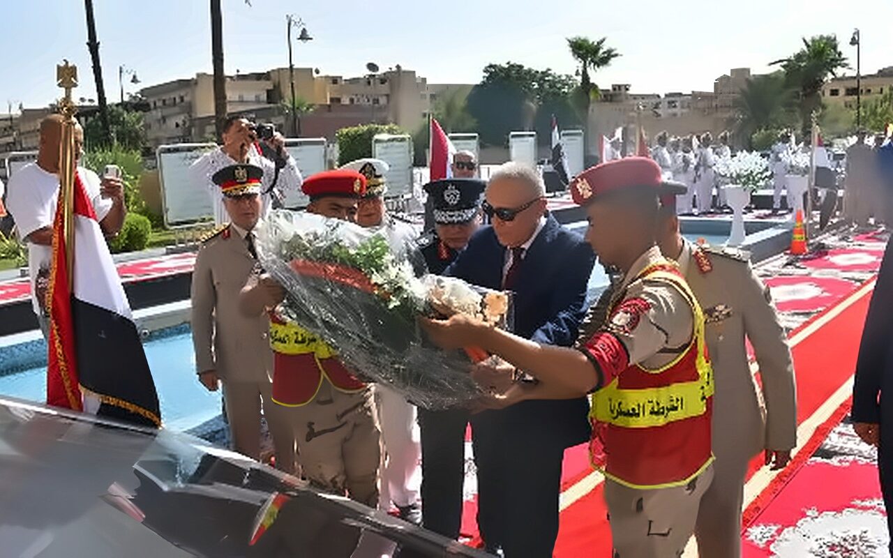 محافظ الأقصر يقرأ الفاتحة على أرواح الشهداء ويضع إكليل الزهور على النصب التذكاري