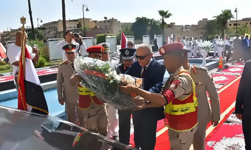 محافظ الأقصر يقرأ الفاتحة على أرواح الشهداء ويضع إكليل الزهور على النصب التذكاري