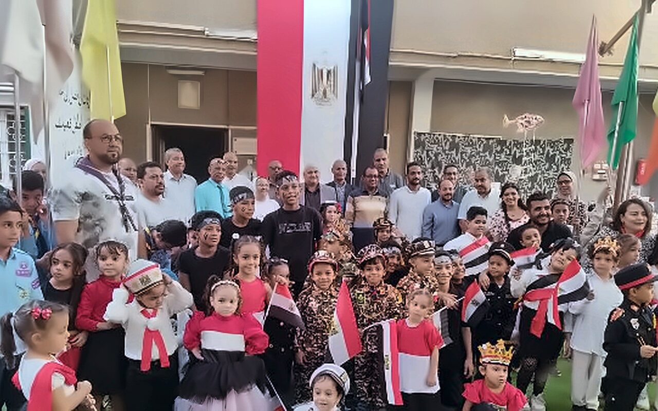 بالزي العسكري والأعلام.. أطفال مدارس الأقصر يجسدون انتصارات أكتوبر في احتفالات النصر