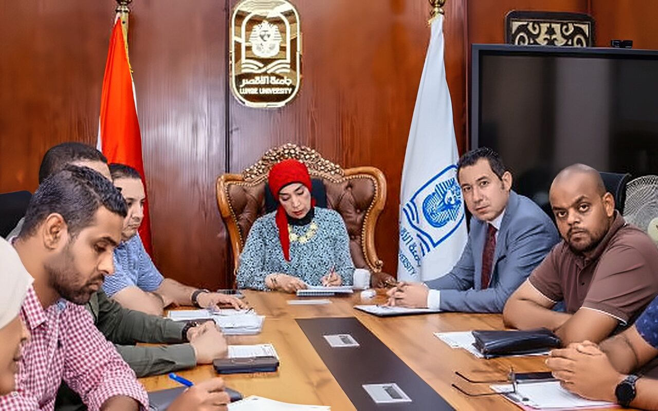 رئيس جامعة الأقصر تتابع أعمال تسكين الطلاب بالمدن الجامعية