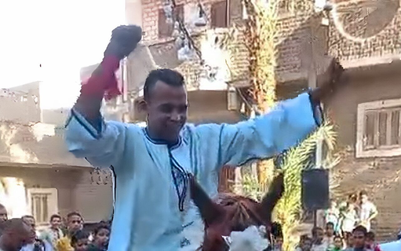 من الرأس للقدم.. طقوس حنة العريس في إسنا تجمع بين الحنة ورقص الخيول وزيارة المقامات
