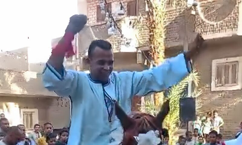 من الرأس للقدم.. طقوس حنة العريس في إسنا تجمع بين الحنة ورقص الخيول وزيارة المقامات