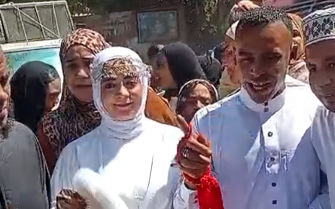 بدلا من حفل الزفاف.. عريس يتوجه إلى العمرة برفقة عروسه في إسنا
