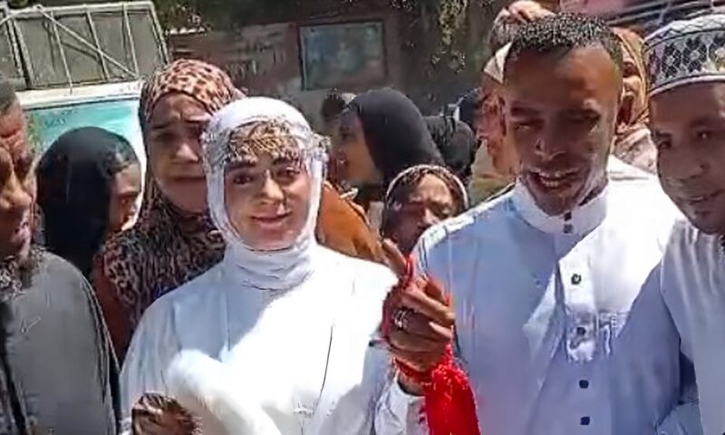 بدلا من حفل الزفاف.. عريس يتوجه إلى العمرة برفقة عروسه في إسنا