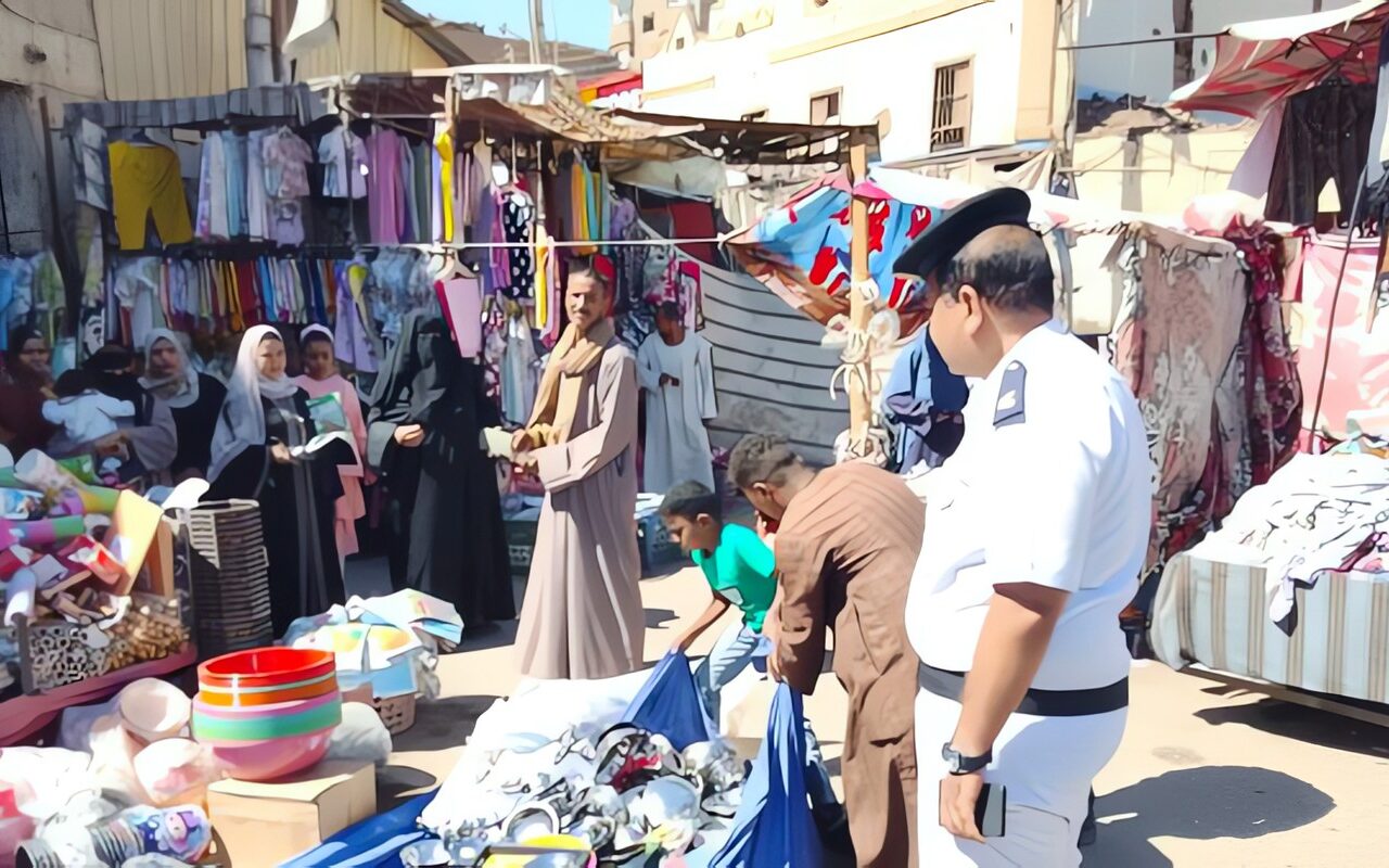 حملة مكبرة في إسنا لضبط إشغالات الشوارع وتحرير 10 مخالفات